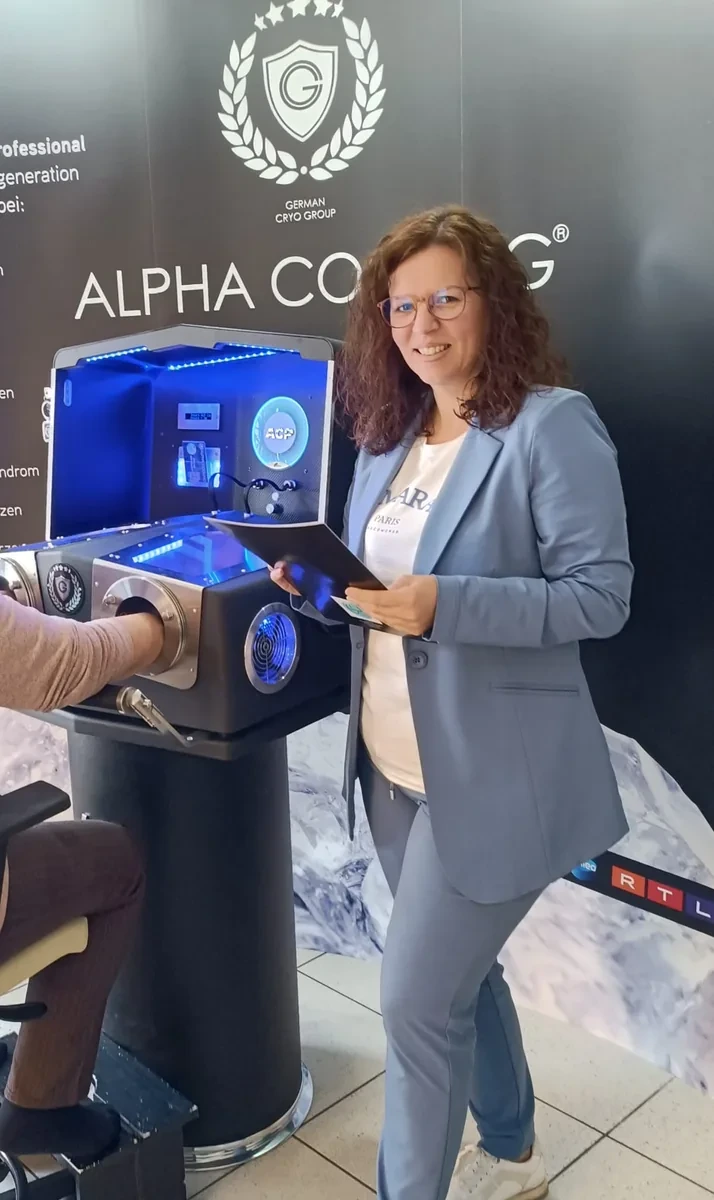 Margit Gartner begleitet eine Alpha-Cooling-Anwendung