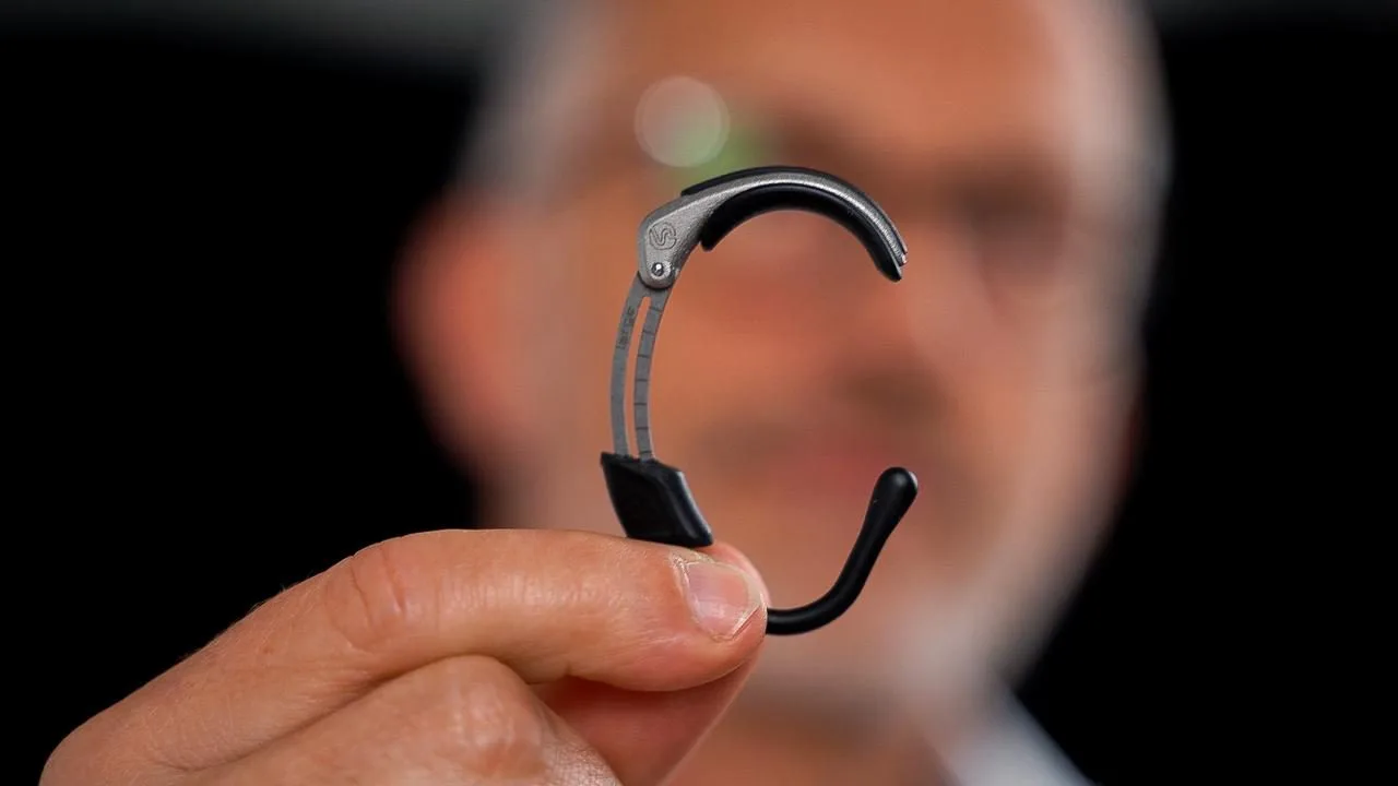 ForgTin Ohrbügel in der Hand