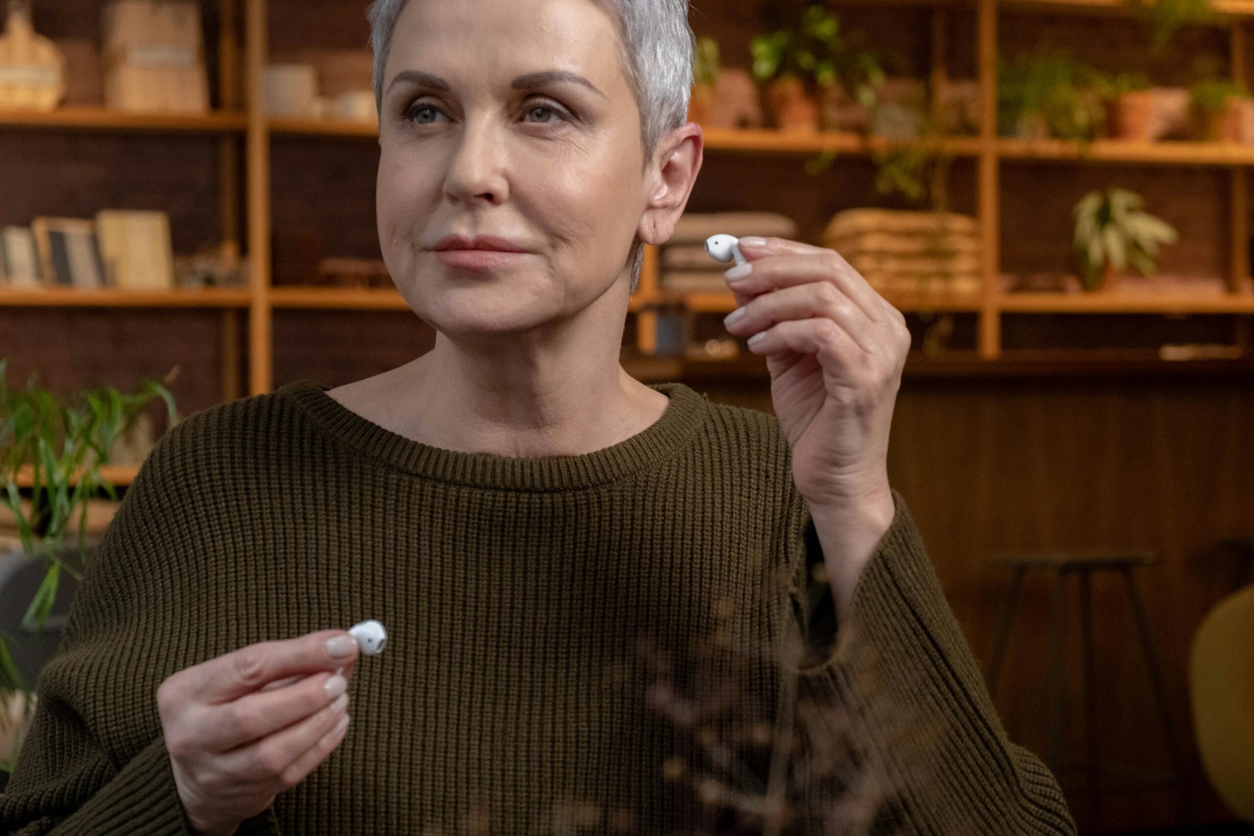 Kostenloses Stock Foto zu &auml;lterer erwachsener, audioger&auml;t, betrachtung