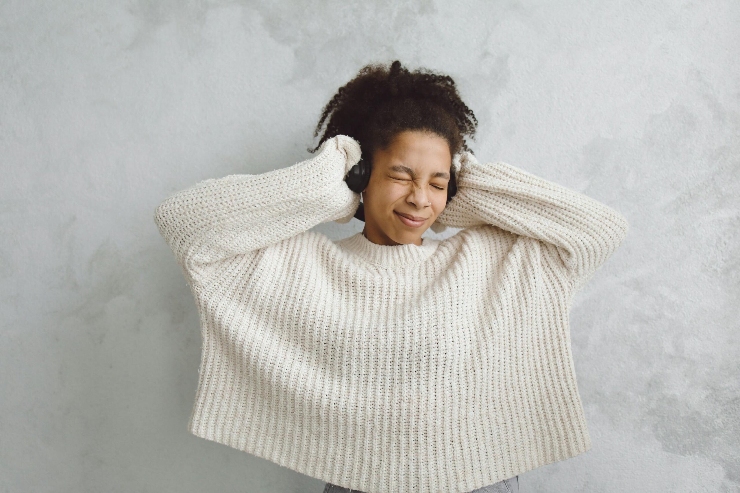 Kostenloses Stock Foto zu afroamerikaner-frau, audio, augen geschlossen