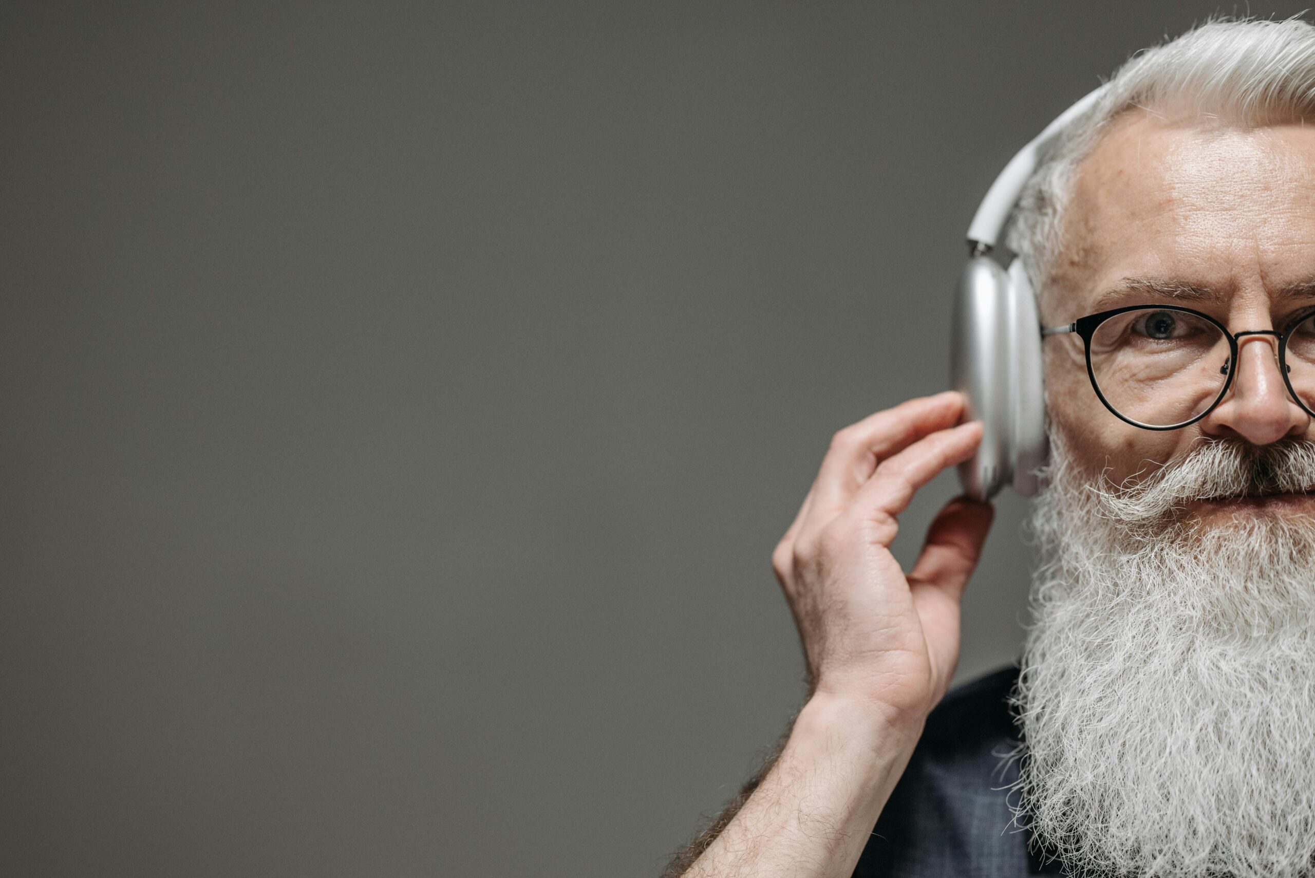 Kostenloses Stock Foto zu airpods max, alt, &auml;lterer erwachsener